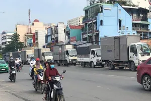 Không ai xử lý hàng loạt xe tải đậu trên quốc lộ 22?