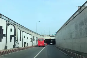 Hầm chui An Sương mới hoạt động đã bị vẽ bậy?