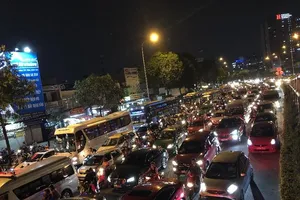 Kẹt xe nghiêm trọng tại vòng xoay Hàng Xanh 