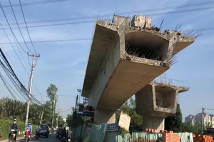 Cầu Nam Lý quận 9 'đắp chiếu' cả năm trời