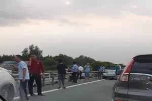 Triệu tập tài xế tháo dải phân cách cao tốc Long Thành 