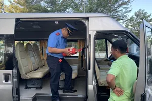 Đồng loạt ra quân kiểm tra xe đưa rước học sinh