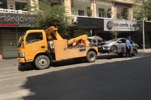 CSGT kéo 5 xe đậu sai quy định về trụ sở