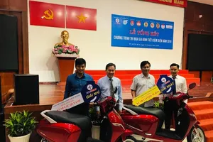 EVN HCMC trao hai xe máy điện cho khách hàng