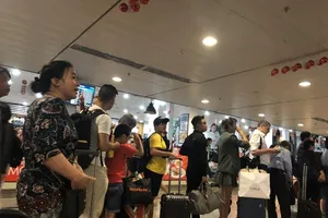 Sân bay Tân Sơn Nhất đông nghẹt những ngày cuối năm