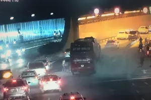Xe khách chập bình ắc quy, cháy trong hầm sông Sài Gòn