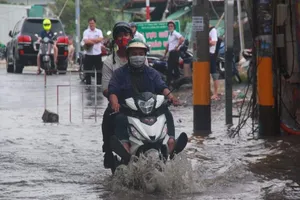 Triều cường vượt báo động 3, nhiều nơi ở TP.HCM sẽ bị ngập