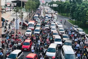 Cấm ô tô rẽ trái vào đường Nguyễn Hữu Cảnh