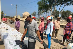 Người dân Tiền Giang ùn ùn đi lấy nước ngọt
