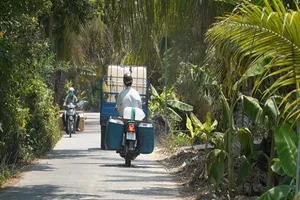 Chở nước ngọt về Tiền Giang cứu 12.000 ha sầu riêng