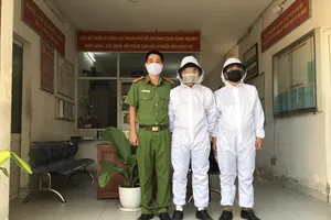 Công an phường mặc đồ bảo hộ để phòng, chống COVID-19