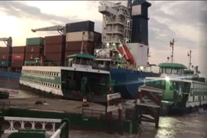 Tàu biển làm hư hỏng cầu của phà Cát Lái