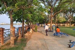 Nhiều người đi câu cá không đeo khẩu trang bị phạt