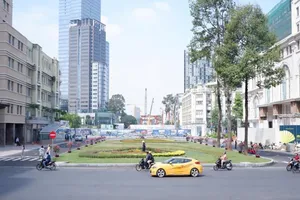 Cận cảnh công viên phía trên ga Nhà hát thành phố