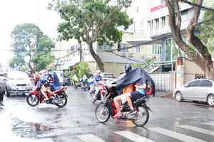 TP.HCM mưa lớn vào giờ tan tầm, người dân không kịp trở tay