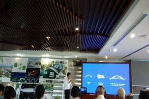 Cầu đi bộ qua sông Sài Gòn có hình lá dừa nước