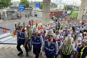 Phó Thủ tướng Phạm Bình Minh thị sát tuyến metro số 1