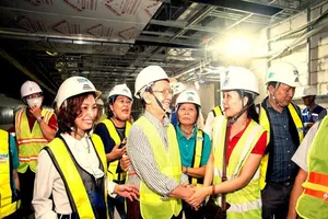 Bác sĩ Trần Đông A thăm công trường metro số 1