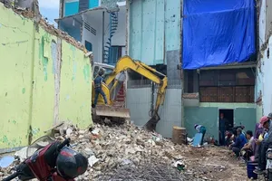 Người dân dỡ nhà để giao mặt bằng làm metro số 2