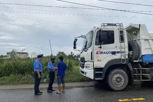 Thanh tra giao thông ra quân xử phạt xe đi vào giờ cấm