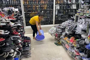 Mưa lớn, khu vực chợ Thủ Đức ngập nặng