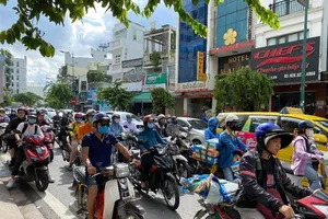 Đường vào sân bay Tân Sơn Nhất ùn tắc kéo dài