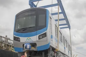 Toàn cảnh quá trình bốc dỡ 3 toa tàu metro số 1