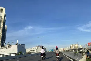 Phương tiện được lưu thông lại qua cầu vượt Nguyễn Hữu Cảnh