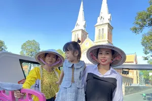 Lượn quanh TP.HCM bằng buýt hai tầng mui trần