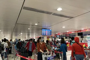 Cận tết, sân bay Tân Sơn Nhất đông nghịt khách