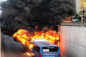 Một xe buýt bị bốc cháy ở hầm chui An Sương