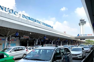 Tân Sơn Nhất mở thêm làn xe để khách đón xe công nghệ