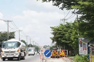 Sở GTVT yêu cầu các đơn vị đảm bảo an toàn giao thông trên đường Tỉnh lộ 8. Ảnh: THU TRINH.