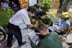 Phường Thảo Điền ra quân xử phạt người không đeo khẩu trang