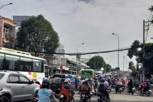 Đóng mở dải phân cách trên đường Phạm Hùng, quận 8