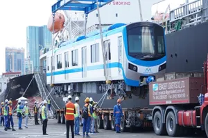 Cận cảnh quá trình bốc tàu metro số 1