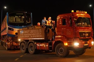 Hành trình vận chuyển tàu metro xuyên đêm