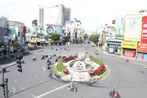 Chùm ảnh: Đường phố vắng vẻ ngày đầu TP.HCM thực hiện Chỉ thị 16