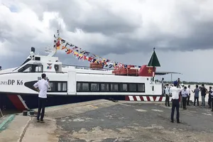 2 tàu thủy cao tốc đang chở hàng thiết yếu từ Tiền Giang về TP.HCM