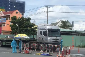 Chùm ảnh: Kiểm tra ở các chốt kiểm soát dịch cửa ngõ TP.HCM