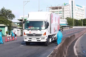 Từ trưa nay Long An không kiểm tra xe chở hàng thiết yếu tại chốt kiểm soát