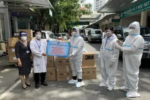 EVNHCMC trao tặng vật tư y tế trị giá hơn 2,6 tỉ đồng cho tuyến đầu chống dịch