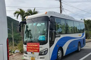 Phạt 2 xe khách 'lén' đưa 20 người dân về quê 40 triệu đồng