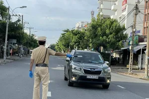 Nhân viên giao suất ăn, thực phẩm bị chặn vì chưa được cấp giấy