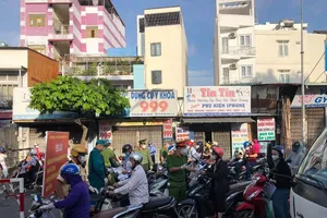 TP.HCM: Nhiều người phải quay xe vì dùng giấy đi đường cũ