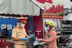 Chùm ảnh: Chiều 24-8, đường phố TP.HCM vắng vẻ