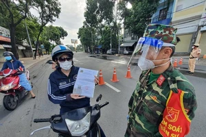 Nhiều người vẫn dùng giấy đi đường cũ để lưu thông ở TP.HCM