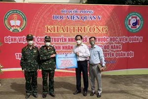 Trao tặng vật dụng y tế cho Bệnh viện dã chiến truyền nhiễm số 5G