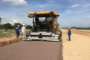 Cận cảnh dự án cao tốc Vĩnh Hảo - Phan Thiết thi công trong mùa dịch