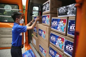 Quỹ Từ thiện Kim Oanh tặng thuốc hỗ trợ điều trị COVID-19 cho nhà báo